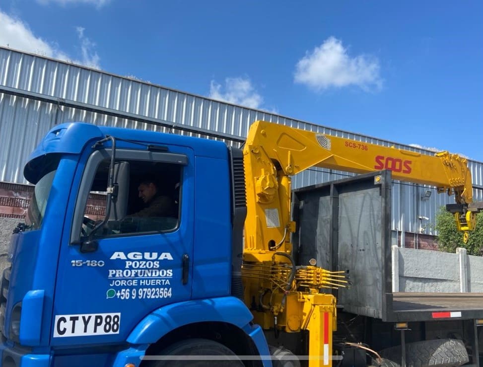 Camión con grúa pluma - Maquinaria para extracción de agua subterránea